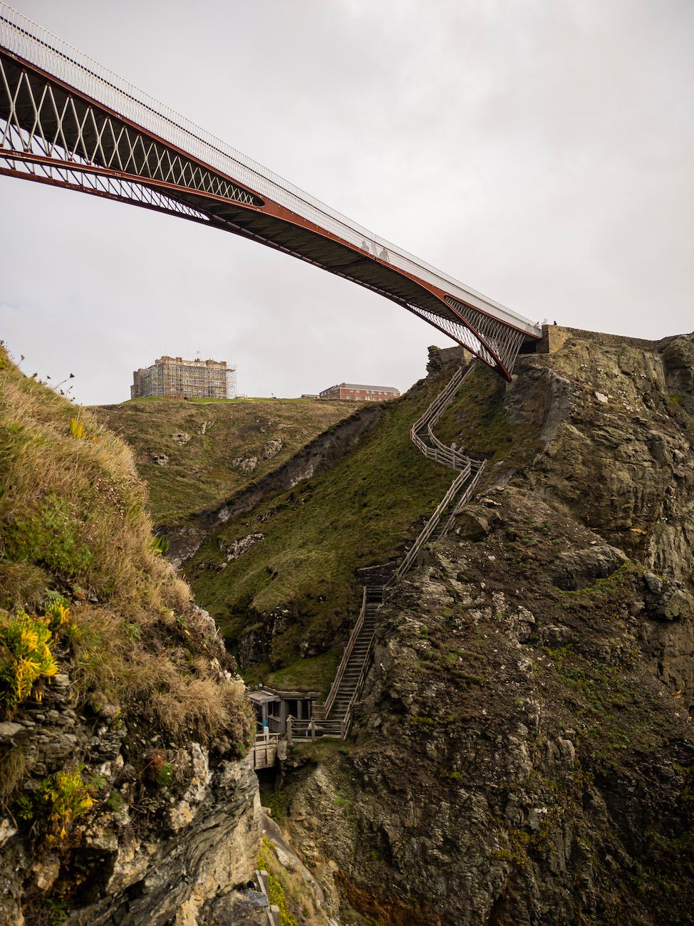 the tintagel castle bridge in england